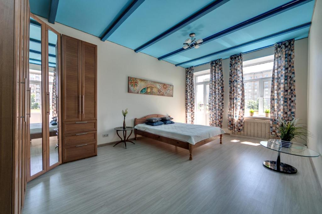 モスクワにあるBegovaya alleya Vigvam24のベッドルーム(ベッド1台、大きな窓付)