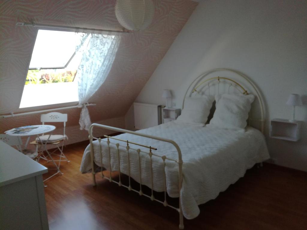 Uma cama ou camas num quarto em Chambre Rose Blanche