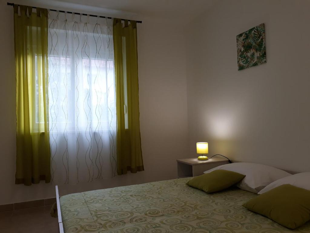 Łóżko lub łóżka w pokoju w obiekcie Apartments Jeličić
