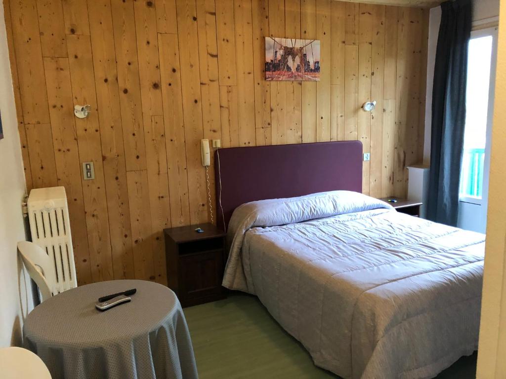 Postel nebo postele na pokoji v ubytování Hôtel De Paris