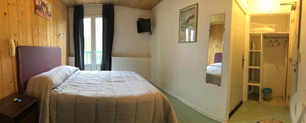 Postel nebo postele na pokoji v ubytování Hôtel De Paris
