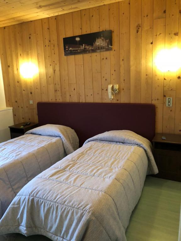 Postel nebo postele na pokoji v ubytování Hôtel De Paris