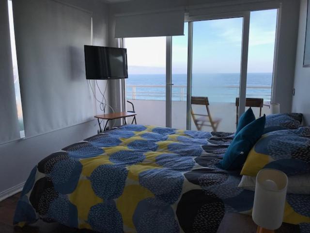 sypialnia z łóżkiem i widokiem na ocean w obiekcie Departamento ubicado en Reñaca w mieście Viña del Mar