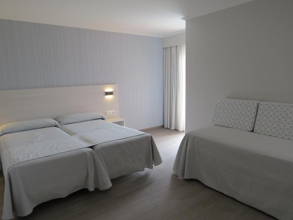 Posteľ alebo postele v izbe v ubytovaní Hotel La Lanzada
