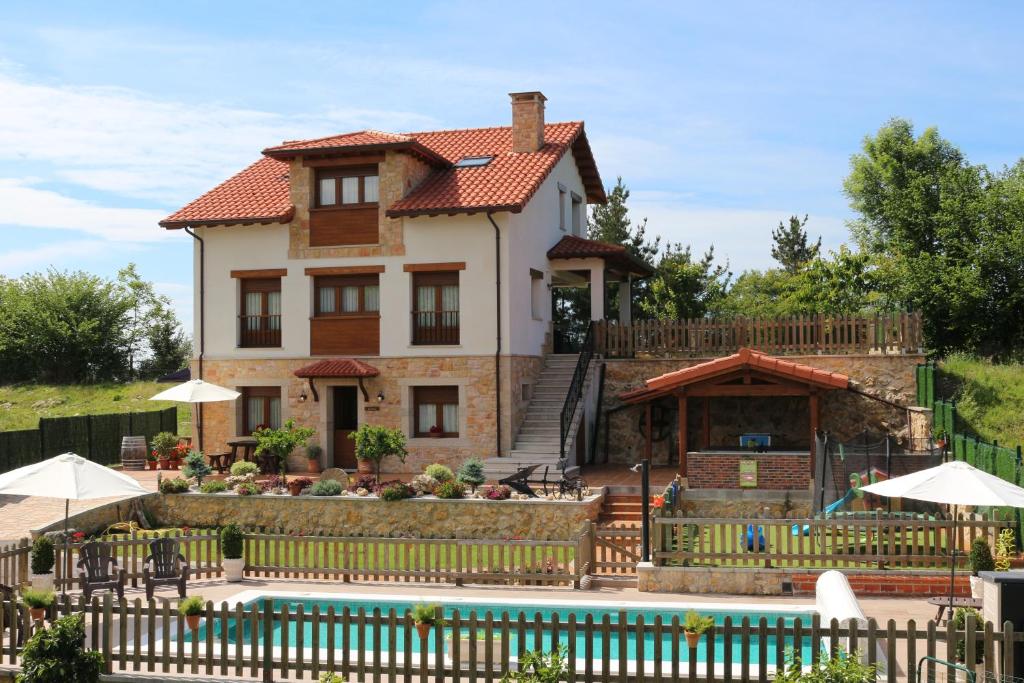una casa con piscina frente a ella en Cuatrovistes en San Martin de Bada