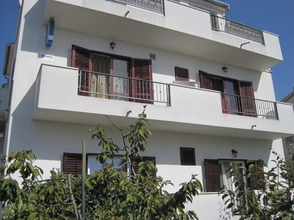 ein Apartmenthaus mit Balkonen und Bäumen in der Unterkunft Apartments Lans in Vodice