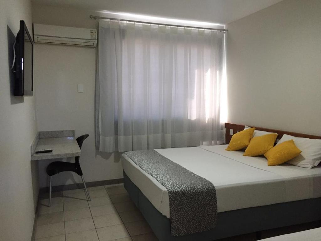 Un pat sau paturi într-o cameră la Hotel Conceição