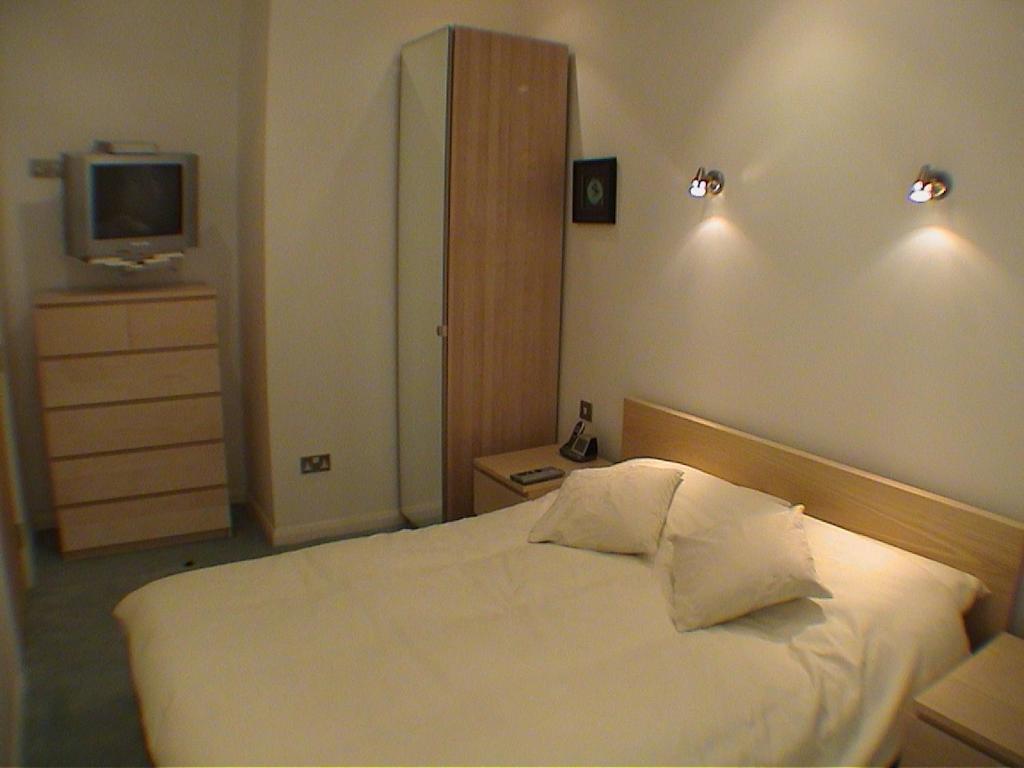 Postel nebo postele na pokoji v ubytování Earle House Serviced Apartments
