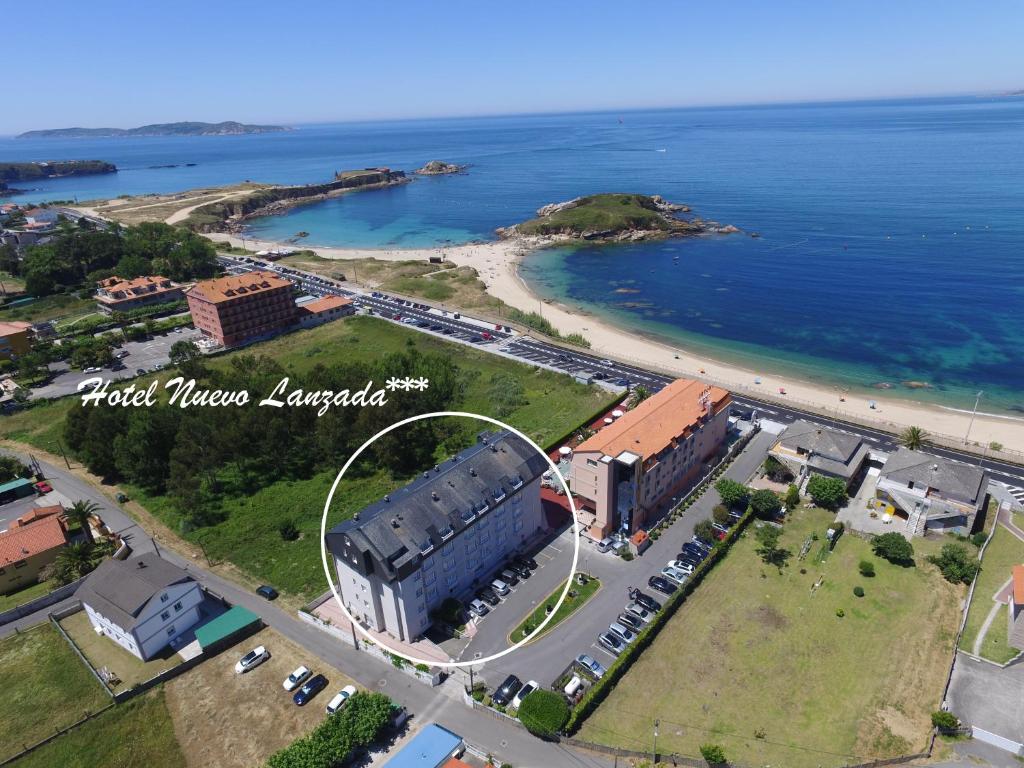 uma vista aérea de um edifício junto ao oceano em Hotel Nuevo Lanzada em A Lanzada