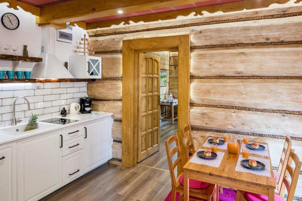 Kuchyňa alebo kuchynka v ubytovaní Willa Mrzonka Guesthouse