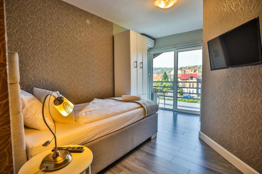 So&sol boutique Hotel, Tuzla في توزلا: غرفة نوم بسرير مع مصباح على طاولة