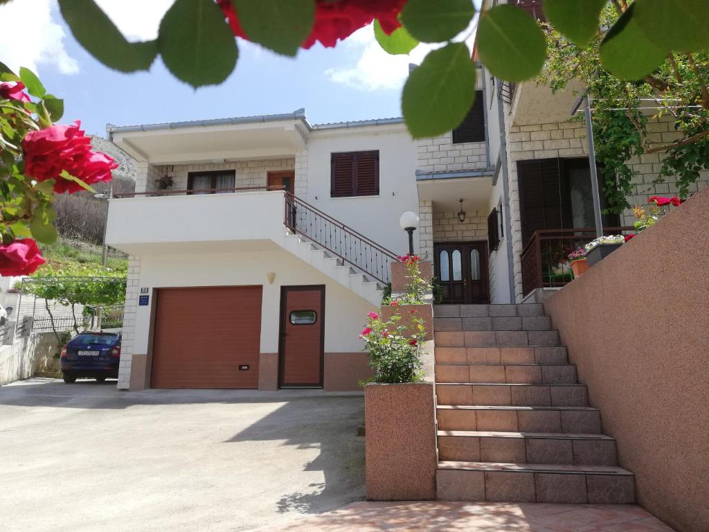 Casa blanca con escaleras y garaje en Idea Podstrana, en Podstrana