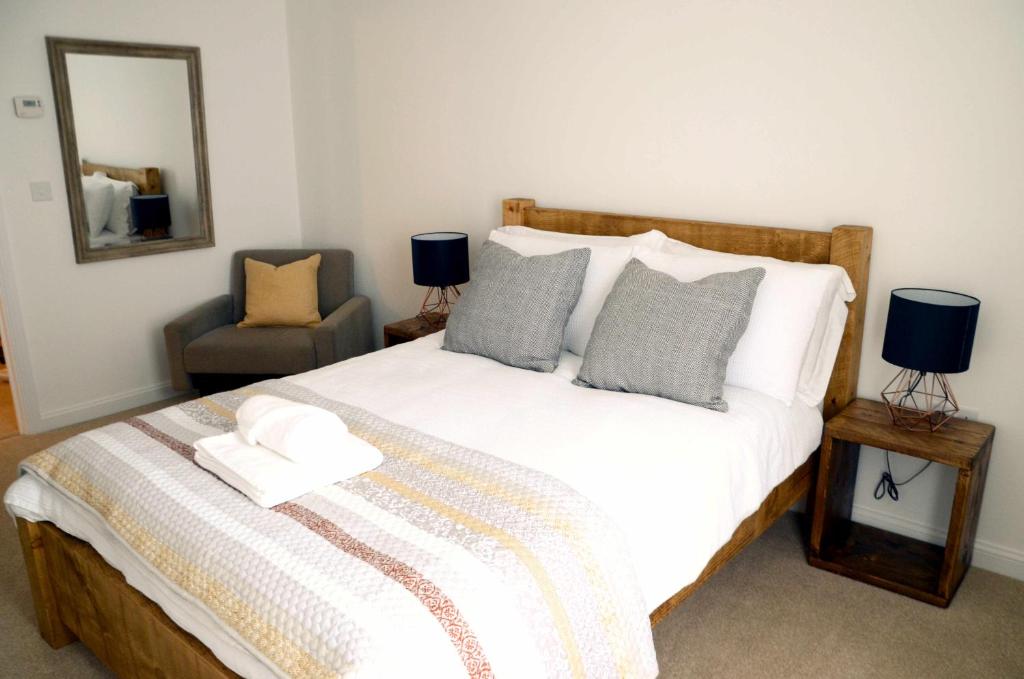 Postel nebo postele na pokoji v ubytování Home Crowd Luxury Apartments