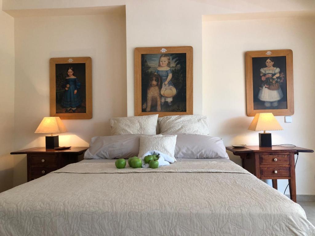 una camera da letto con un letto di frutta di Jardines del Mar Marbella a Marbella