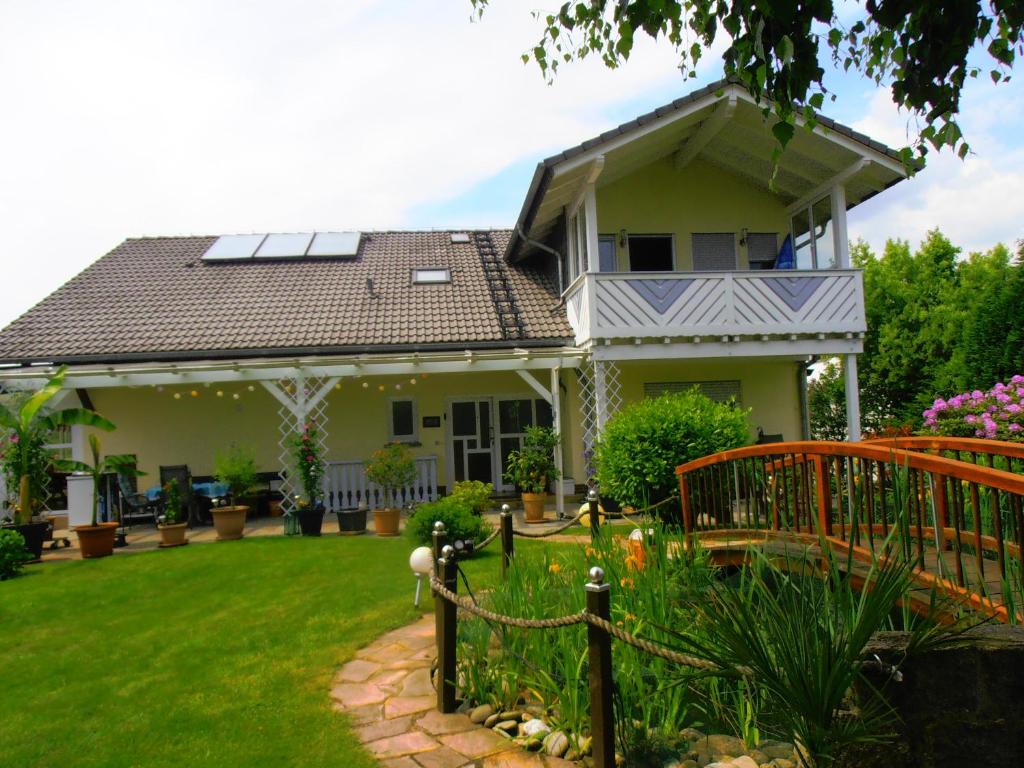 une maison avec des panneaux solaires sur le toit dans l'établissement Sonnenblick, à Kirschhofen