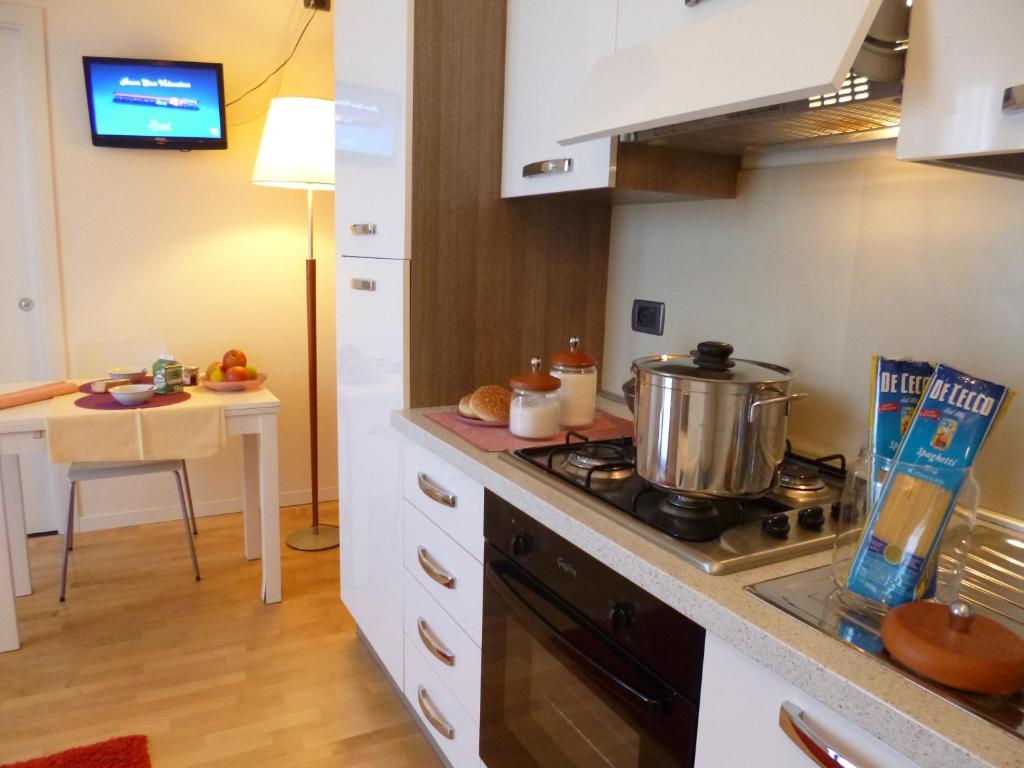 Kuchyň nebo kuchyňský kout v ubytování Air Hotel