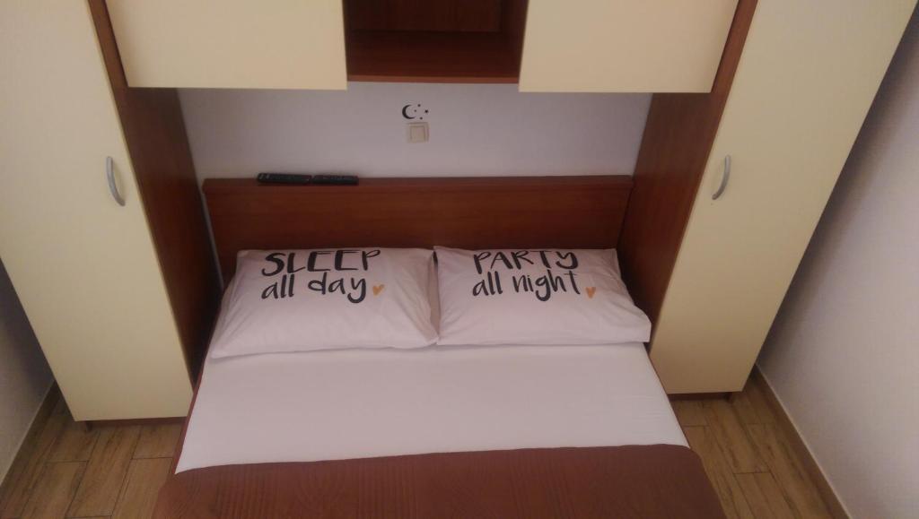 Posteľ alebo postele v izbe v ubytovaní Apartmani Dina