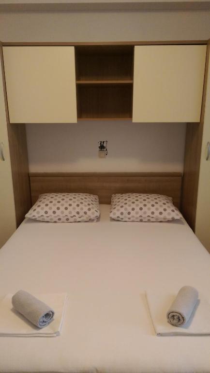Posteľ alebo postele v izbe v ubytovaní Apartmani Dina