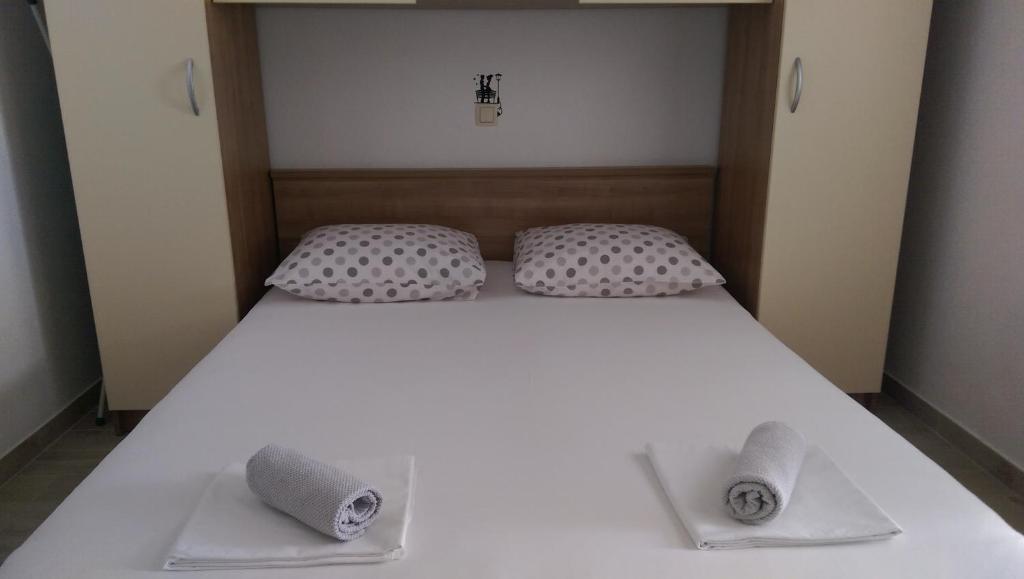 Posteľ alebo postele v izbe v ubytovaní Apartmani Dina