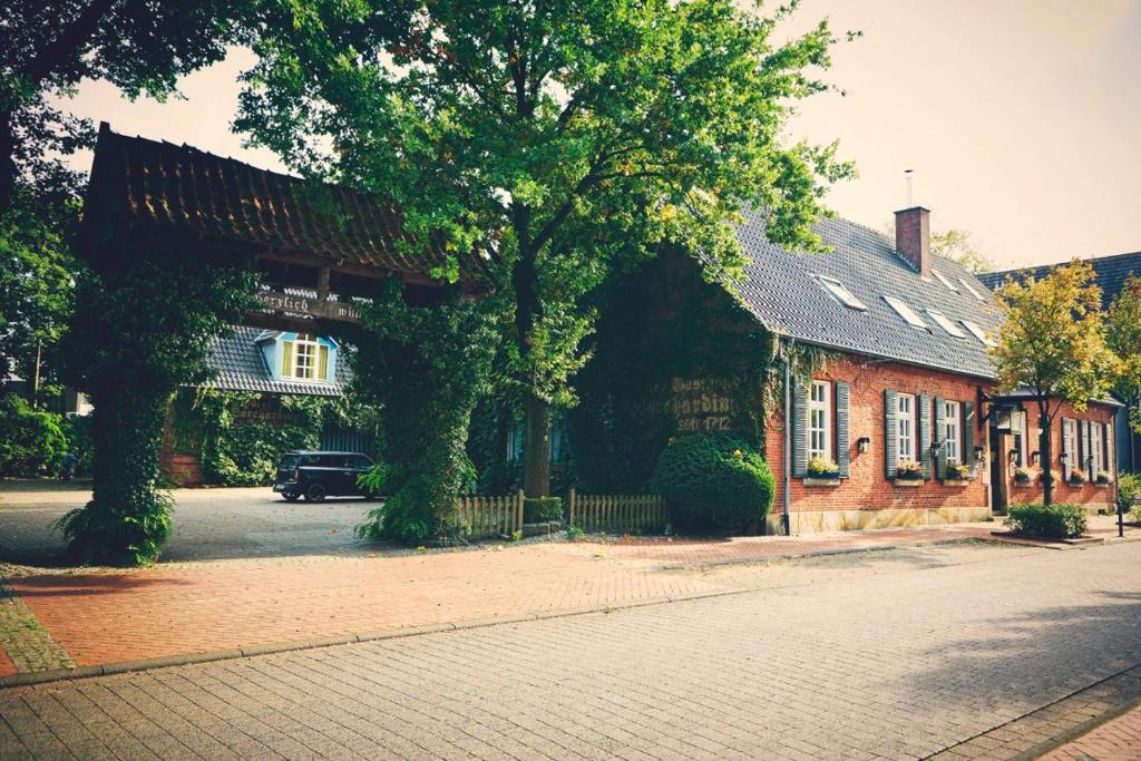 ein Haus mit einem davor geparkt in der Unterkunft Hotel Borcharding Rheine Mesum in Rheine