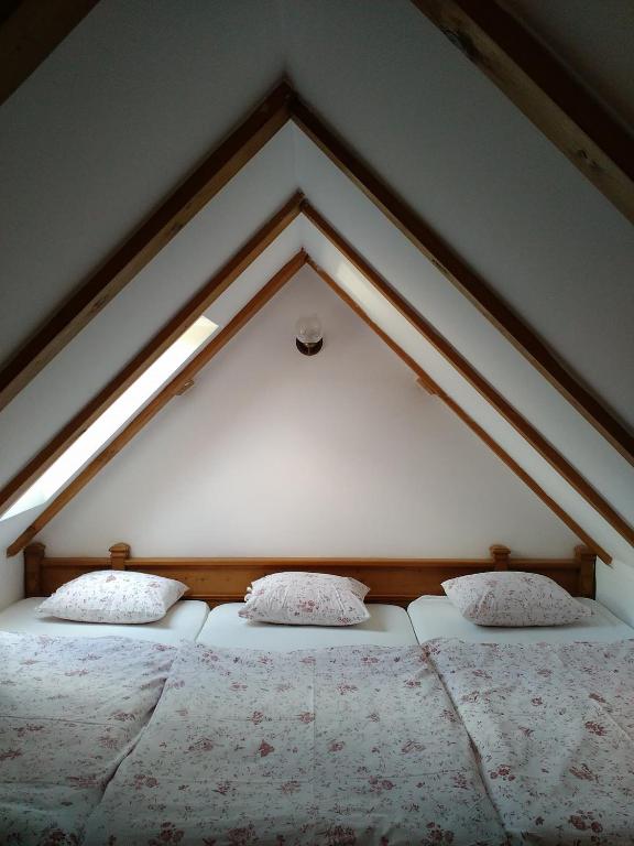 Postel nebo postele na pokoji v ubytování Bučický mlýn