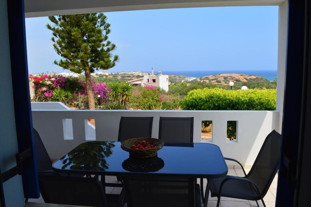een blauwe tafel en stoelen op een balkon met uitzicht bij Villa SK in Sissi