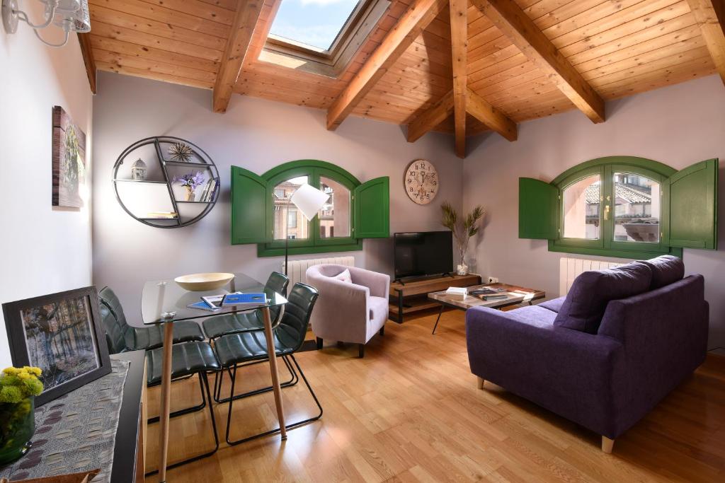 sala de estar con detalles en verde y techo en Arbesa Huesca en Huesca