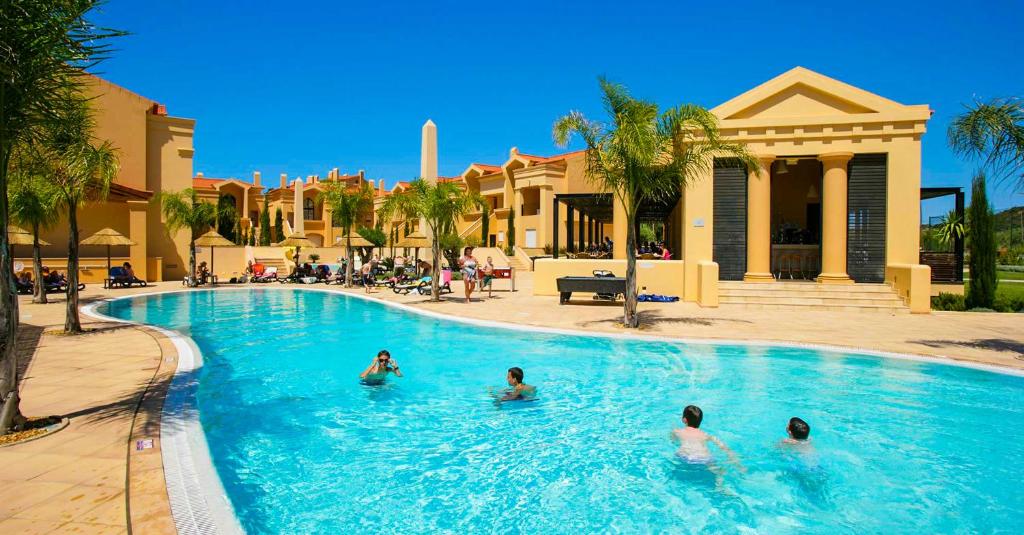 Bazén v ubytování Luxury 3-bedroom apartment at high-end Praia da Luz nebo v jeho okolí