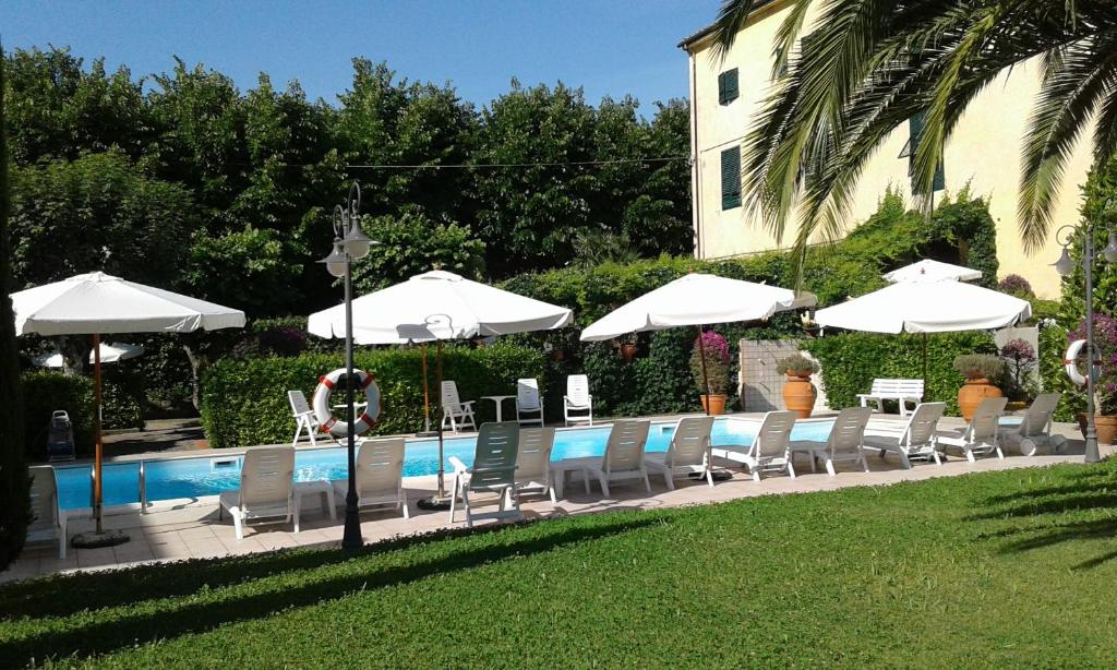 grupa leżaków i parasoli przy basenie w obiekcie Albergo Roma w mieście Casciana Terme