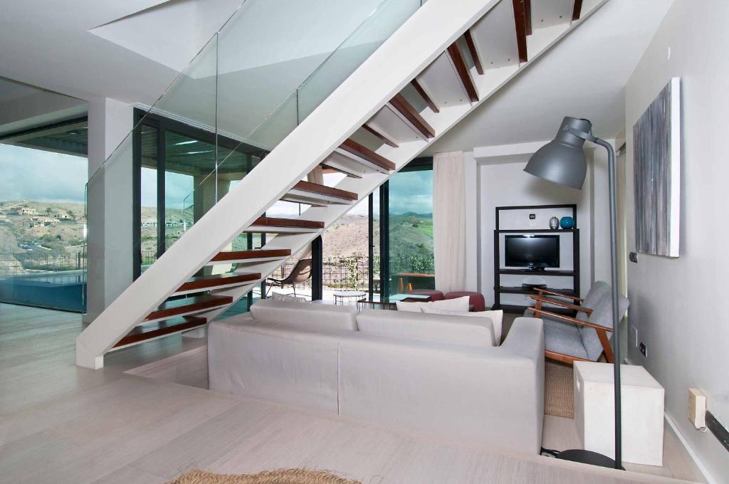 salon z białą kanapą i schodami w obiekcie Salobre Villas Deluxe w mieście Salobre