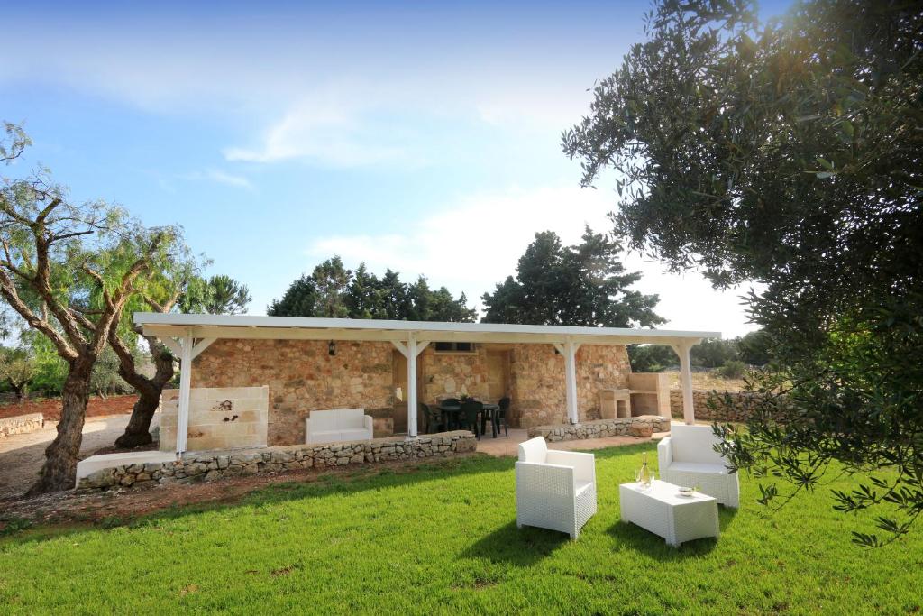 トッレ・モッツァにあるAllu Ruvezzuの庭の白い椅子付きパビリオン
