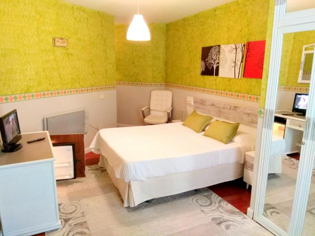 A bed or beds in a room at Hotel Canton