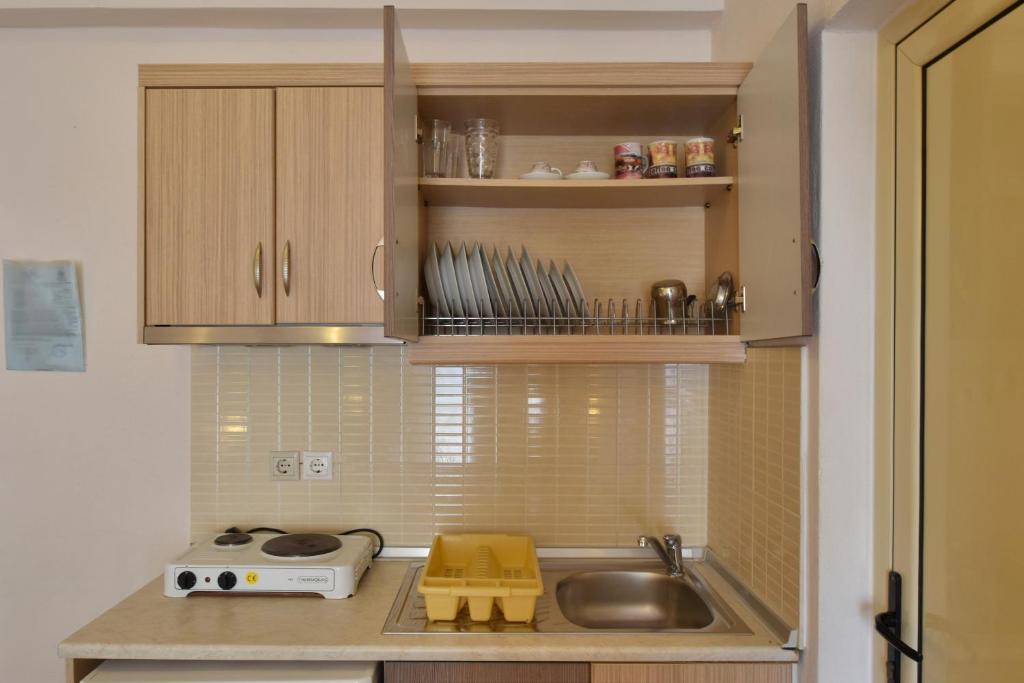 Kuchyň nebo kuchyňský kout v ubytování Aigli Rooms
