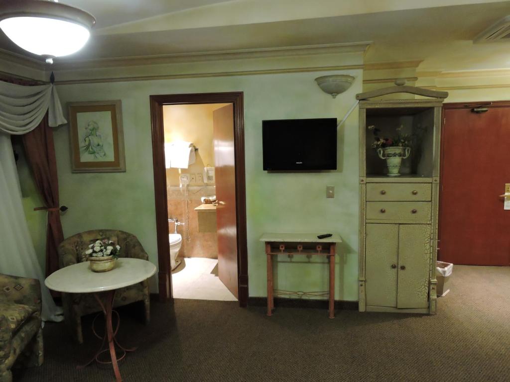 TV a/nebo společenská místnost v ubytování Hotel Quinta Cesar