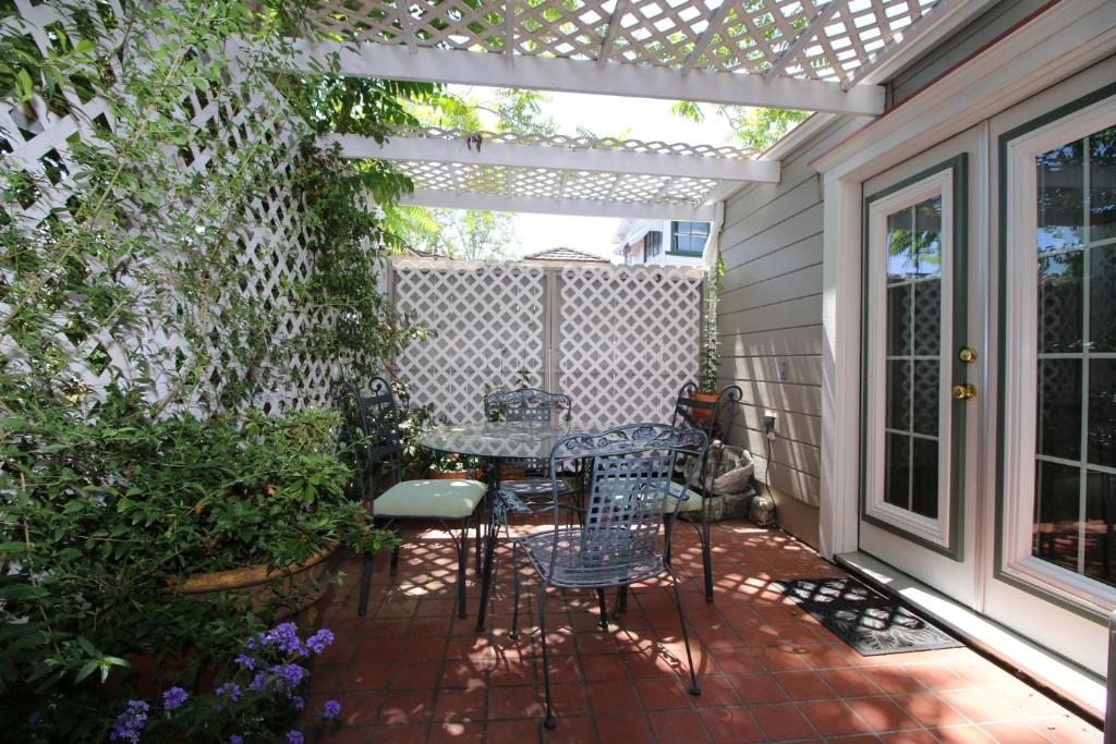 een patio met een tafel en stoelen en een pergola bij Bradford Place Inn (California) in Sonora