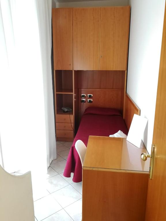 Postel nebo postele na pokoji v ubytování Hotel Zara Napoli