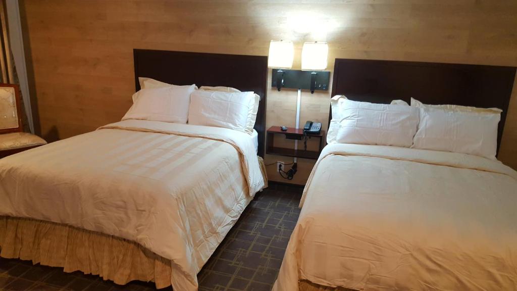 Postel nebo postele na pokoji v ubytování Stucco Lodge