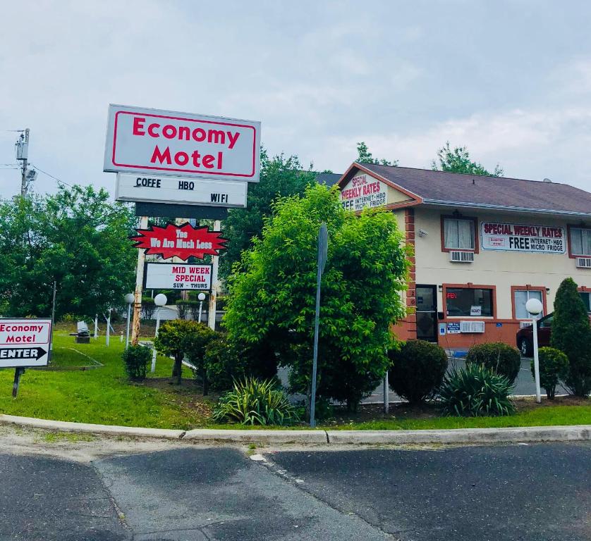 una tienda con una señal para un motel económico en Economy Motel en Galloway