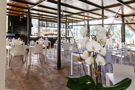 Reštaurácia alebo iné gastronomické zariadenie v ubytovaní Bonito apartamento en Nueva Andalucia