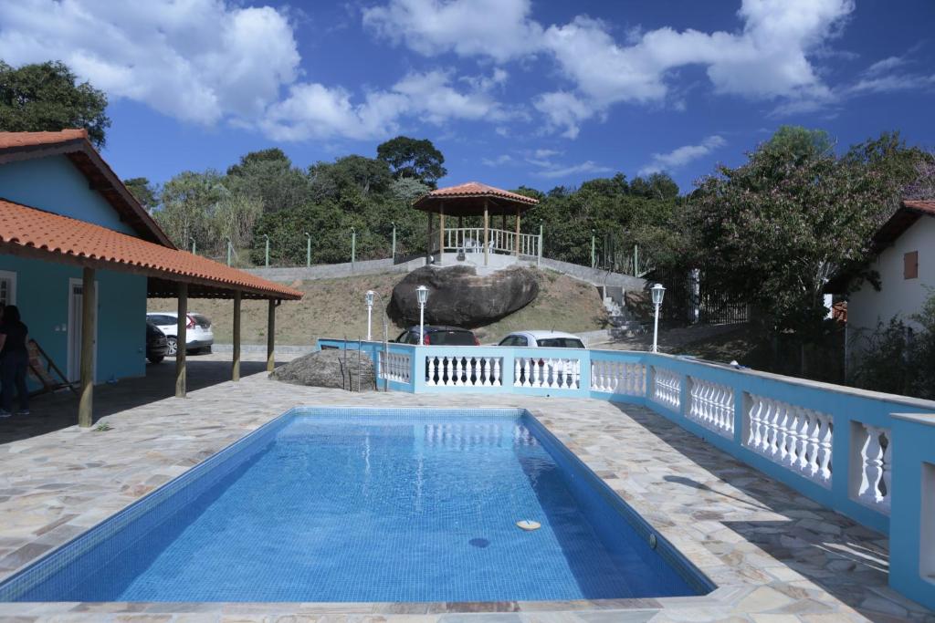 - une piscine en face d'une maison avec un kiosque dans l'établissement Chácara Refúgio, à Socorro