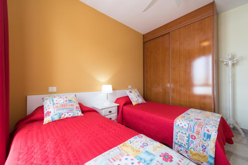 Łóżko lub łóżka w pokoju w obiekcie Apartamentos Castillo Mar Gran Canaria