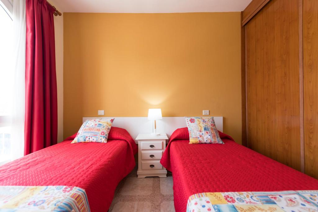 Łóżko lub łóżka w pokoju w obiekcie Apartamentos Castillo Mar Gran Canaria