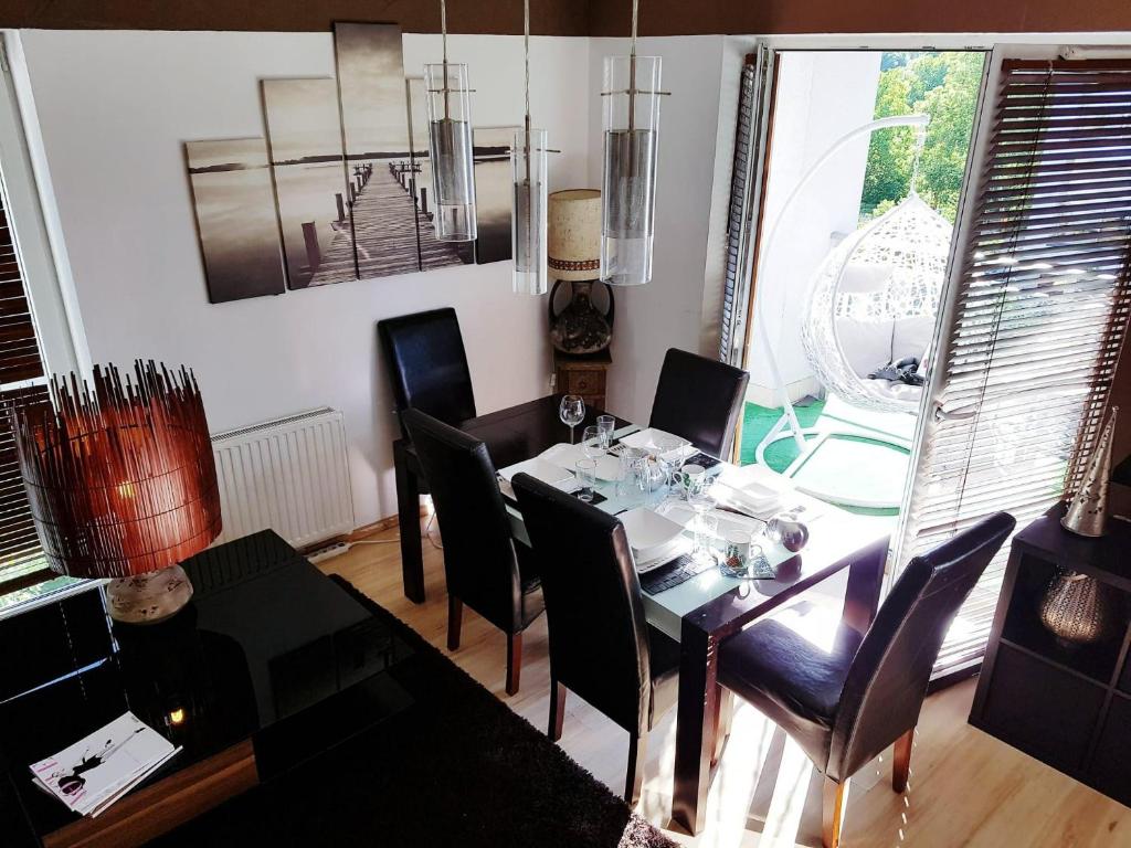 Um restaurante ou outro lugar para comer em Warsaw King Size Apartment