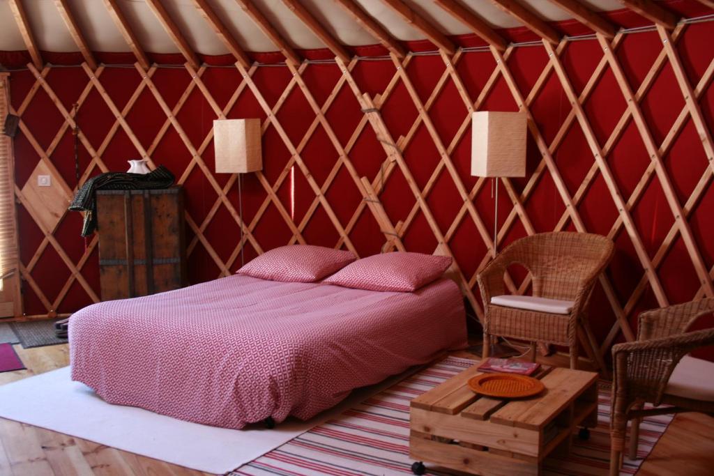 een slaapkamer met een bed in een yurt bij Yourtes en Terrasse in Bonneval