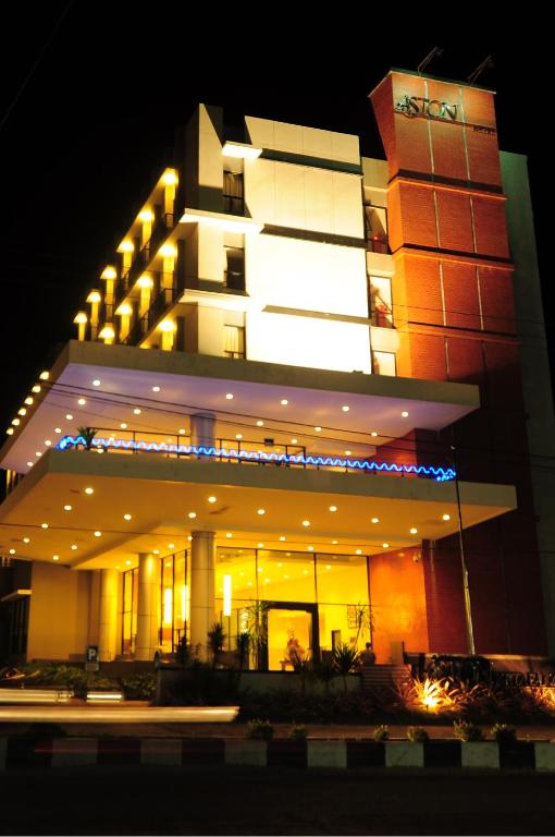 ケタパンにあるAston Ketapang City Hotelの夜間のライトアップファサード付きの大きな建物