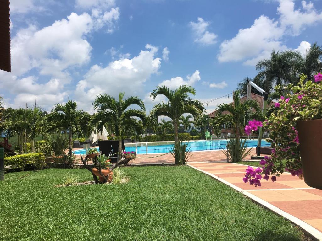 Bazén v ubytování Finca Hotel Yerbabuena nebo v jeho okolí