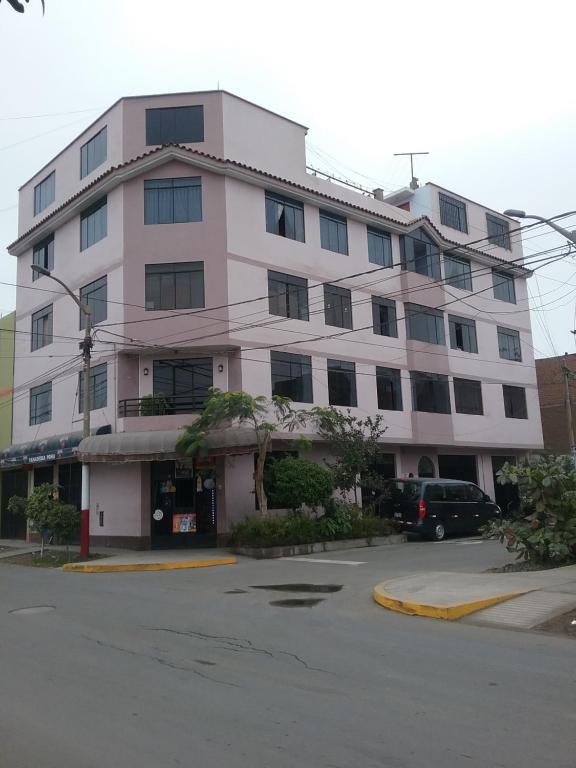 un gran edificio blanco con aparcamiento en Sumak Samana Wasi, en Lima