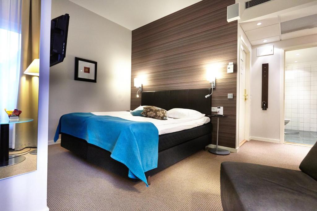 Postel nebo postele na pokoji v ubytování Elite Stadshotellet Växjö