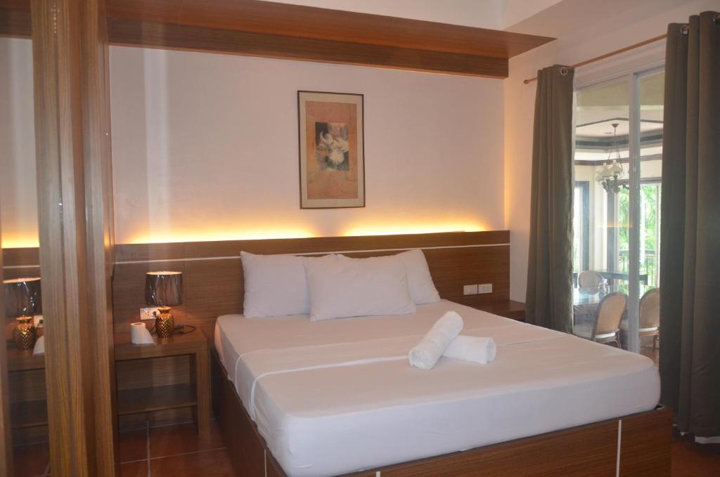 Robinland Vacation Home في باديان: غرفة نوم مع سرير أبيض كبير مع نافذة