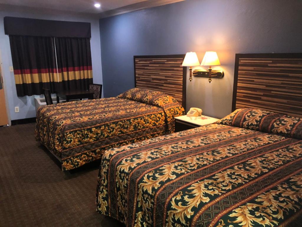Postel nebo postele na pokoji v ubytování La Mirage Inn LAX Airport